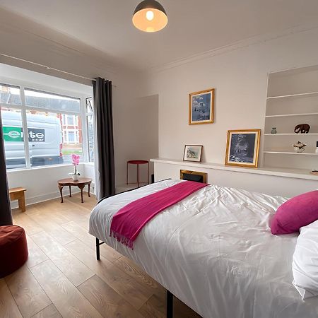4-Bedroom Home - Perfect For Those Working In Bridgend - By Tailored Accommodation Екстер'єр фото