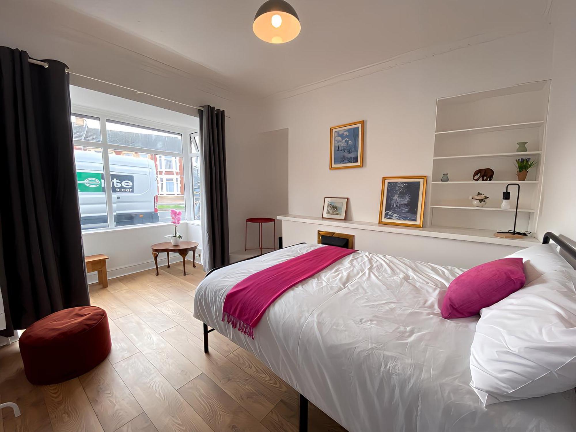 4-Bedroom Home - Perfect For Those Working In Bridgend - By Tailored Accommodation Екстер'єр фото