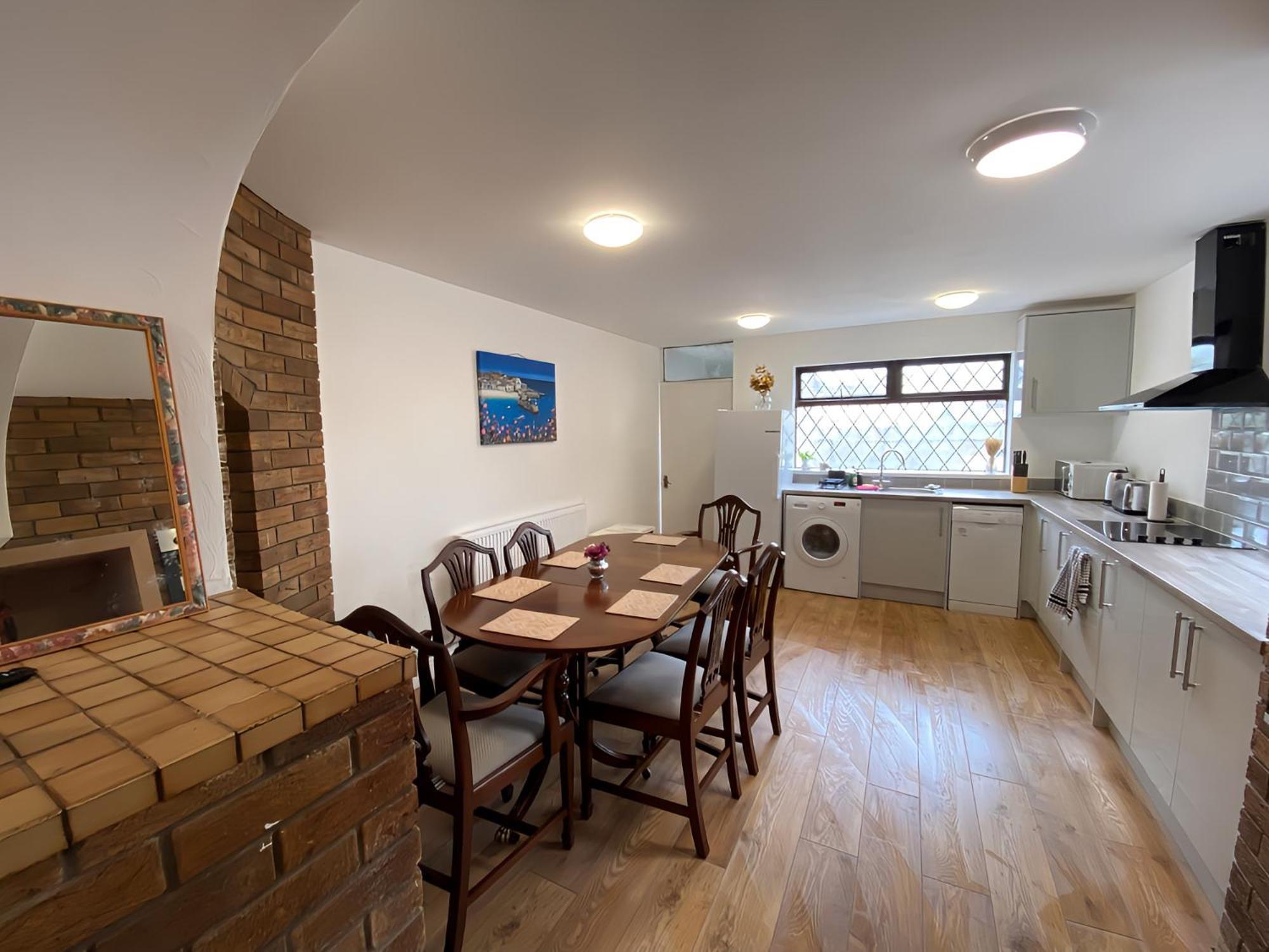 4-Bedroom Home - Perfect For Those Working In Bridgend - By Tailored Accommodation Екстер'єр фото