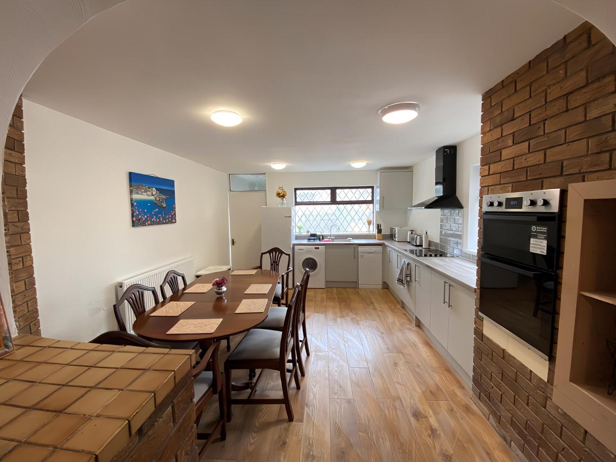 4-Bedroom Home - Perfect For Those Working In Bridgend - By Tailored Accommodation Екстер'єр фото